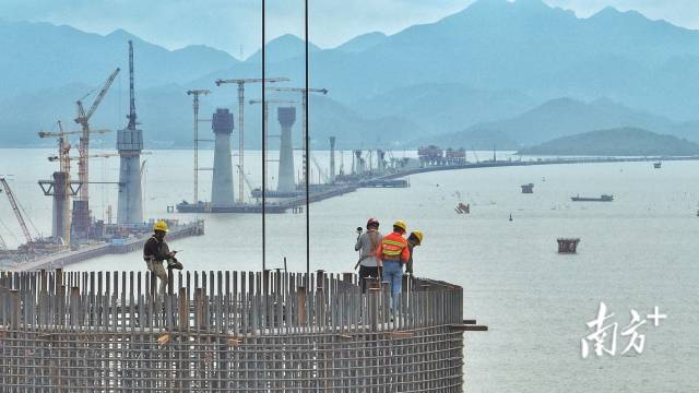 2022年10月20日，黃茅?？绾Ｍǖ揽刂菩怨?jié)點(diǎn)——黃茅海大橋和高欄港大橋兩座主橋的5座主塔正在“節(jié)節(jié)攀升”。  