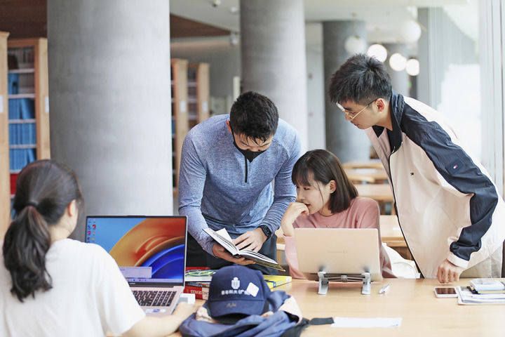香港科技大學（廣州）紅鳥碩士班的同學在一起討論（2024年2月攝）。新華社發(fā)