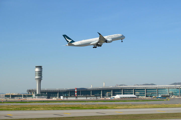 香港國際機場三跑道系統(tǒng)正式啟用后，一架飛機從中跑道起飛（2024年11月28日攝）。新華社發(fā)