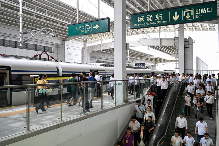 首趟運行的佛莞城際鐵路列車?？繓|莞麻涌站（2024年5月26日攝）。廣佛南環(huán)、佛莞城際鐵路與佛肇城際、莞惠城際相連，形成全長258公里的粵港澳大灣區(qū)最長的城際鐵路。新華社記者 劉大偉 攝