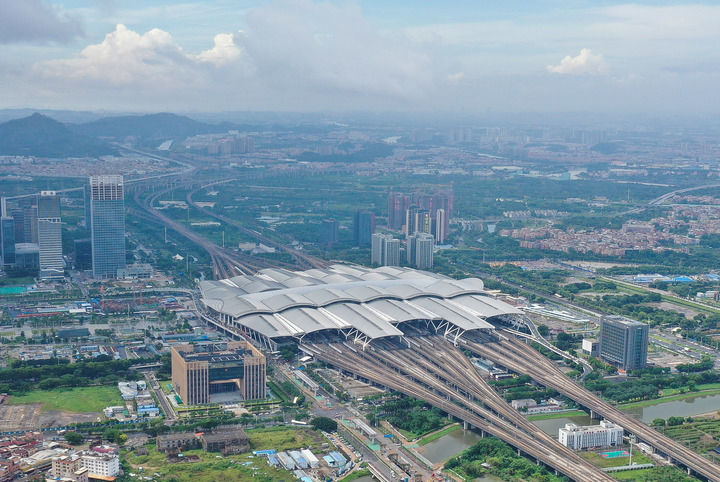 廣州南站（2024年6月23日攝，無(wú)人機(jī)照片）。從這里出發(fā)，乘坐廣深高鐵只需48分鐘，就能抵達(dá)香港市中心的西九龍站。新華社記者 劉大偉 攝