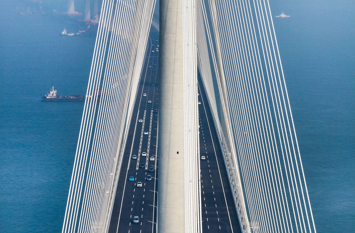 黃茅海跨海通道正式通車后，車輛行駛在黃茅海大橋上（2024年12月11日攝，無(wú)人機(jī)照片）。新華社記者 劉大偉 攝