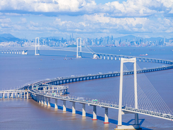 車輛行駛在深中通道上（2024年7月3日攝，無(wú)人機(jī)照片）。新華社記者 毛思倩 攝
