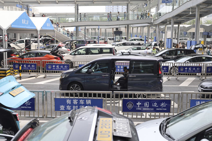 車輛在港珠澳大橋珠海公路口岸等待通關(guān)（2024年4月4日攝）。新華社發(fā)（王相國 攝)