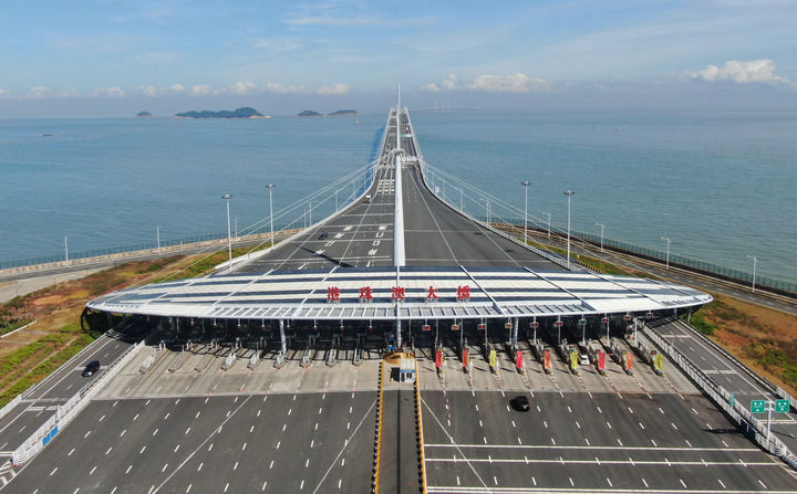 在珠海拍攝的港珠澳大橋入口（2023年12月15日攝，無(wú)人機(jī)照片）。新華社記者 鄧華 攝