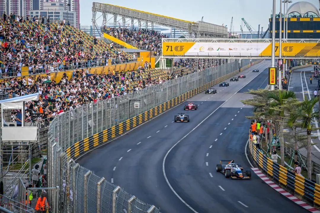 △2024年11月17日，為期4天的第71屆澳門格蘭披治大賽車，圓滿落下帷幕。據(jù)統(tǒng)計(jì)，今年的賽事共吸引了逾10萬(wàn)名觀眾進(jìn)場(chǎng)觀賽，氣氛熱烈。