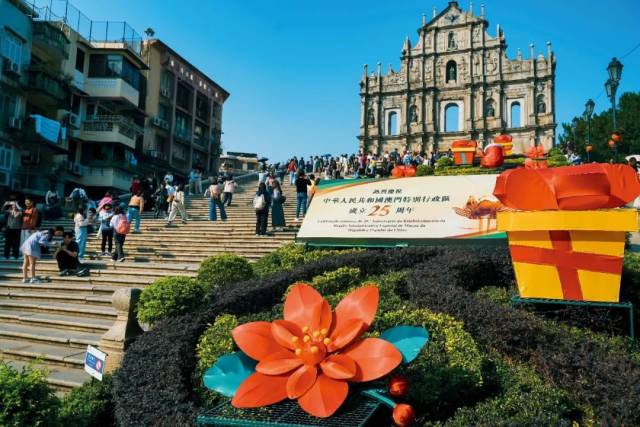 12月5日，澳門大三巴牌坊，“熱烈慶祝中華人民共和國澳門特別行政區(qū)成立25周年”的標(biāo)志吸引游客留影。圖/視覺中國