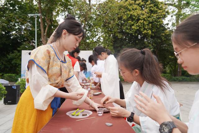 廣東羅浮山景區(qū)憑借“文旅融合新畫卷：非遺點亮羅浮之旅”的“文旅+非遺”模式，成功入選風(fēng)景名勝區(qū)文旅融合典型案例