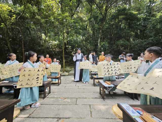 廣東羅浮山景區(qū)憑借“文旅融合新畫卷：非遺點亮羅浮之旅”的“文旅+非遺”模式，成功入選風(fēng)景名勝區(qū)文旅融合典型案例