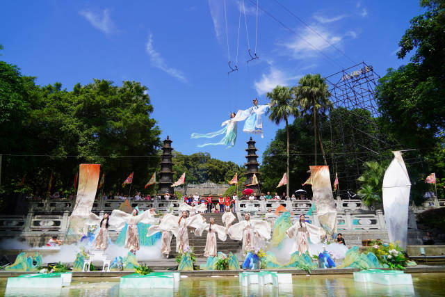 廣東羅浮山景區(qū)憑借“文旅融合新畫卷：非遺點亮羅浮之旅”的“文旅+非遺”模式，成功入選風(fēng)景名勝區(qū)文旅融合典型案例
