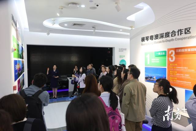 人們赴橫琴粵澳深度合作區(qū)展廳了解合作區(qū)建設(shè)情況。 人們赴橫琴粵澳深度合作區(qū)展廳了解合作區(qū)建設(shè)情況。