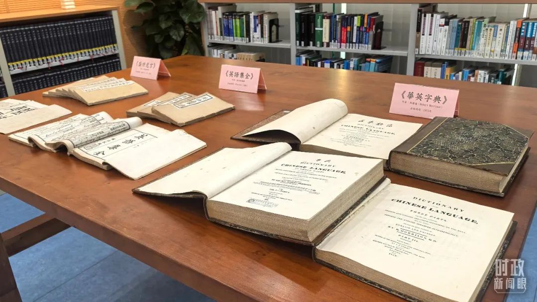 △澳門科技大學(xué)圖書館館藏珍貴書籍。（總臺央視記者黎兵拍攝）
