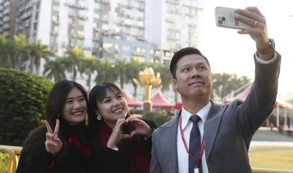 12月20日，澳門特別行政區(qū)政府隆重舉行升旗儀式，慶祝澳門回歸祖國25周年?！? title=
