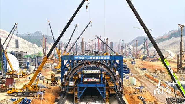 廣湛高鐵、珠肇高鐵、深南高鐵“3大高鐵”飛速建設(shè)中。圖為廣湛高鐵機場段項目施工現(xiàn)場。中鐵十二局集團供圖