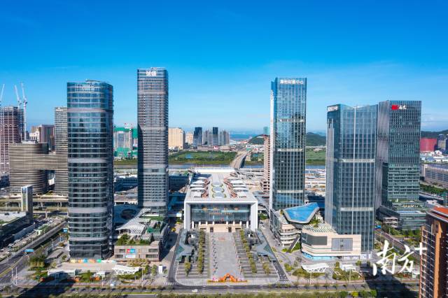 在橫琴口岸，人們可以實現(xiàn)“無感”跨境通關(guān)。