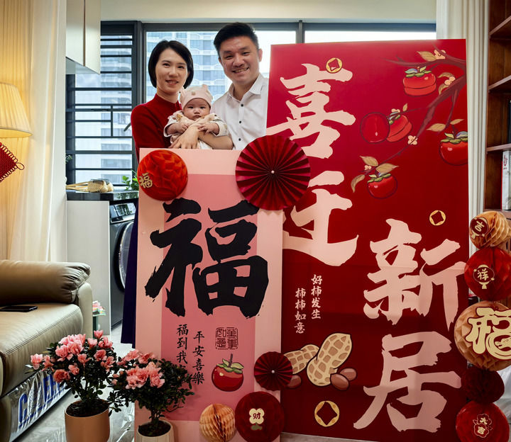 澳門(mén)創(chuàng)業(yè)青年黃滋才（右）和家人在“澳門(mén)新街坊”的家里合影（2024年12月6日攝）。新華社發(fā)