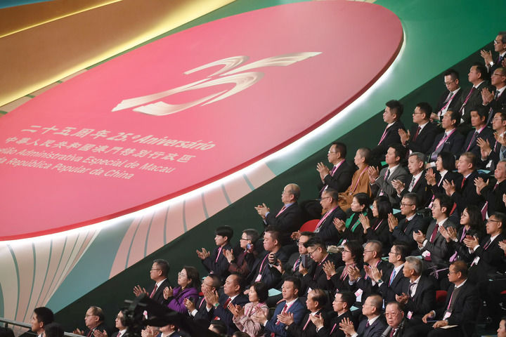 2024年12月20日，慶祝澳門回歸祖國25周年大會暨澳門特別行政區(qū)第六屆政府就職典禮在澳門東亞運動會體育館隆重舉行。這是嘉賓熱烈鼓掌。新華社記者 陳鐸 攝