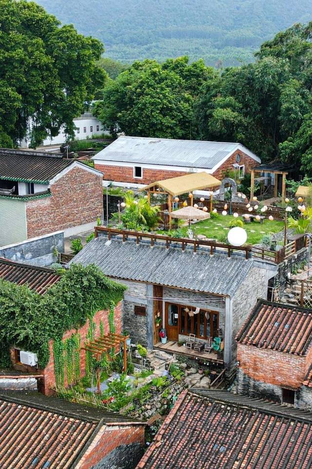 高要鐵崗社區(qū)盤活閑置的半山農(nóng)房和古村落群，打造了屋頂咖啡項(xiàng)目。陳彥成 攝 高要鐵崗社區(qū)盤活閑置的半山農(nóng)房和古村落群，打造了屋頂咖啡項(xiàng)目。陳彥成 攝