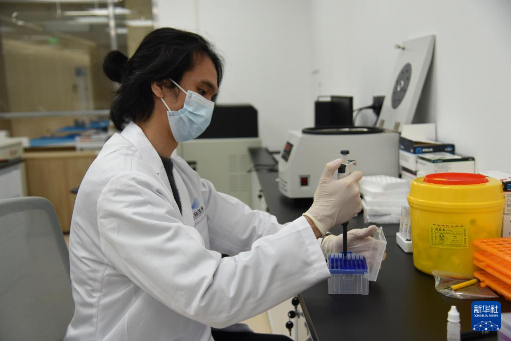 澳門醫(yī)生繆永銳在進行實驗操作（12月17日攝）。新華社記者 洪澤華 攝