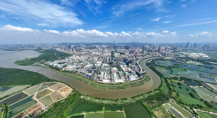 這是2024年9月19日拍攝的河套深港科技創(chuàng)新合作區(qū)及深圳河兩岸風(fēng)光（無人機(jī)照片）。新華社記者 毛思倩 攝