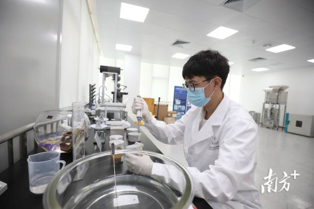 位于橫琴·澳門青年創(chuàng)業(yè)者內(nèi)的珠海澳大研究院，工作人員正在進行科研實驗。南方+記者 關(guān)銘榮 攝