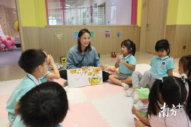 橫琴新街坊家庭服務(wù)中心，孩子們在聽繪本故事。南方+記者 關(guān)銘榮 攝