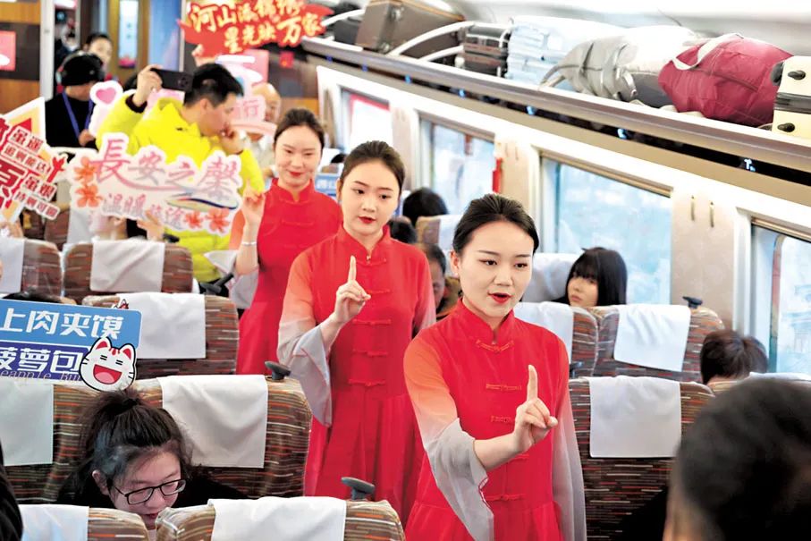5日，隨著新列車運(yùn)行圖的實(shí)行，以“龍鳳呈祥”主題為外觀涂色的G828次列車從西安北站駛向香港西九龍站方向。