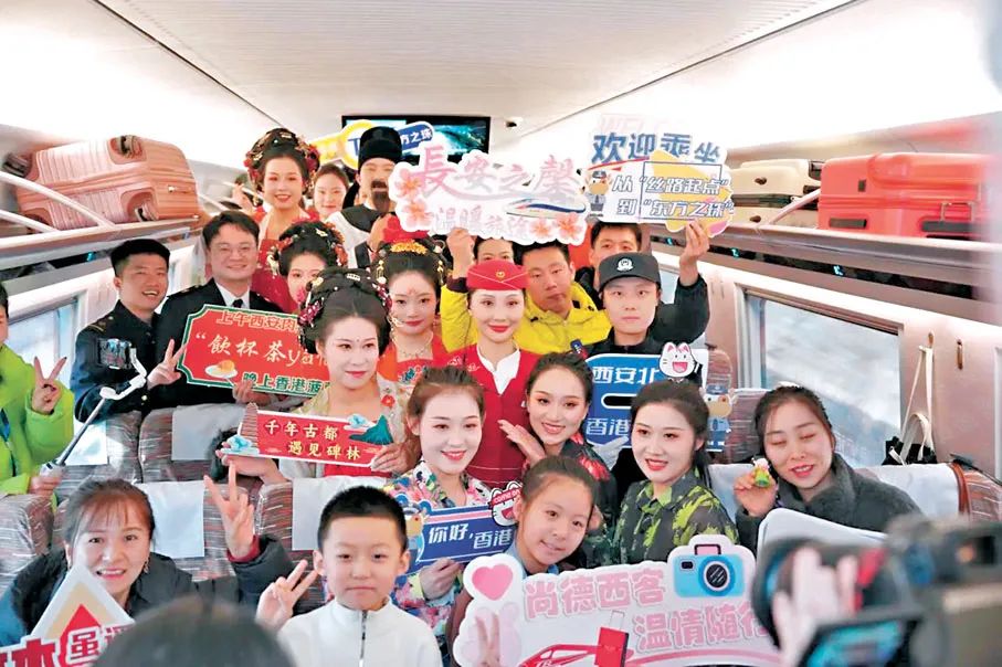 5日，隨著新列車運(yùn)行圖的實(shí)行，以“龍鳳呈祥”主題為外觀涂色的G828次列車從西安北站駛向香港西九龍站方向。