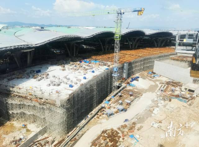 白云機場三期擴建工程交通中心及停車樓主體結(jié)構(gòu)順利封頂