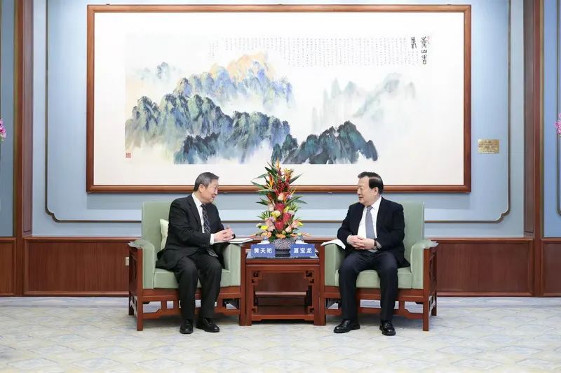 夏寶龍會(huì)見(jiàn)香港證監(jiān)會(huì)主席黃天祐、行政總裁梁鳳儀一行