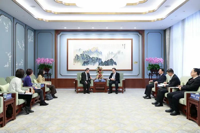 夏寶龍會(huì)見(jiàn)香港證監(jiān)會(huì)主席黃天祐、行政總裁梁鳳儀一行