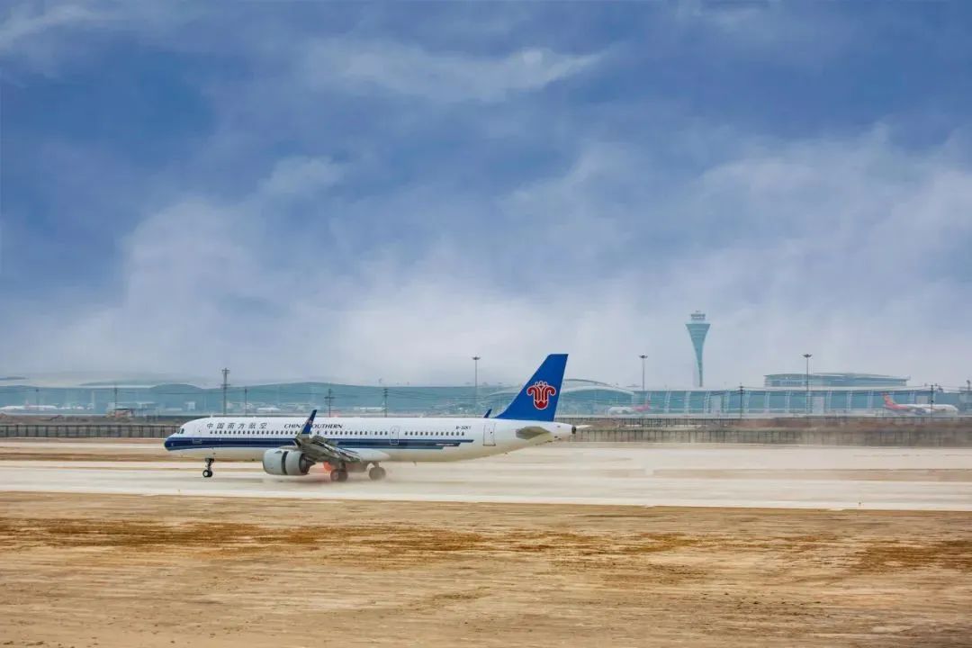 飛機(jī)平穩(wěn)降落在白云機(jī)場(chǎng)第四跑道上。圖源白云機(jī)場(chǎng)
