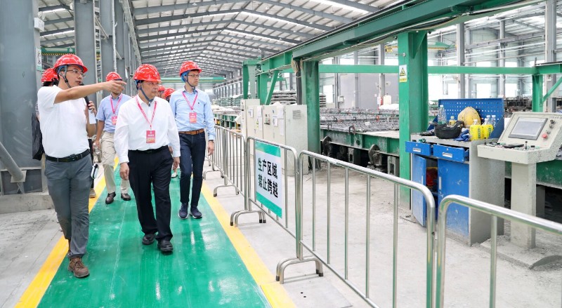 第十三屆全國人大常委會委員譚耀宗先生、香港工聯(lián)會主席吳秋北先生參觀聯(lián)盟會員單位的MiC生產(chǎn)線。圖源惠州裝配式供港聯(lián)盟