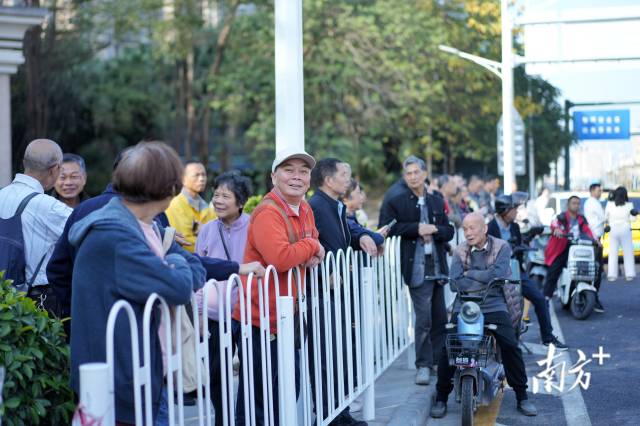 市民十分關注廣佛大橋的開通。