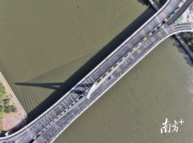 大橋長約1.3公里，共設置1座主線橋及4座匝道橋，主線設置雙向六車道。
