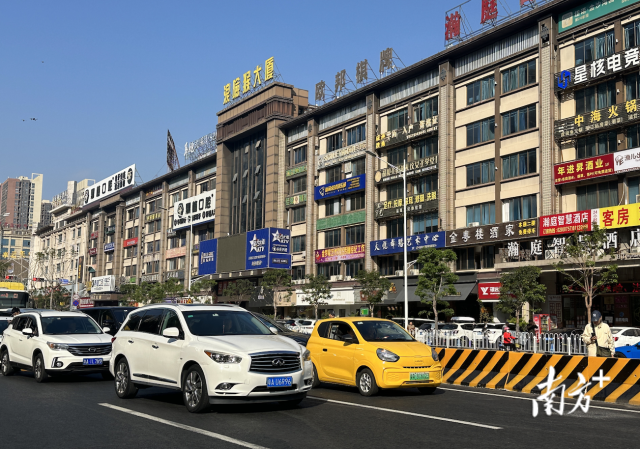 家住在大瀝中海金沙灣的周先生得知大橋開通消息后，開著他的“小黃車”早早來排隊。