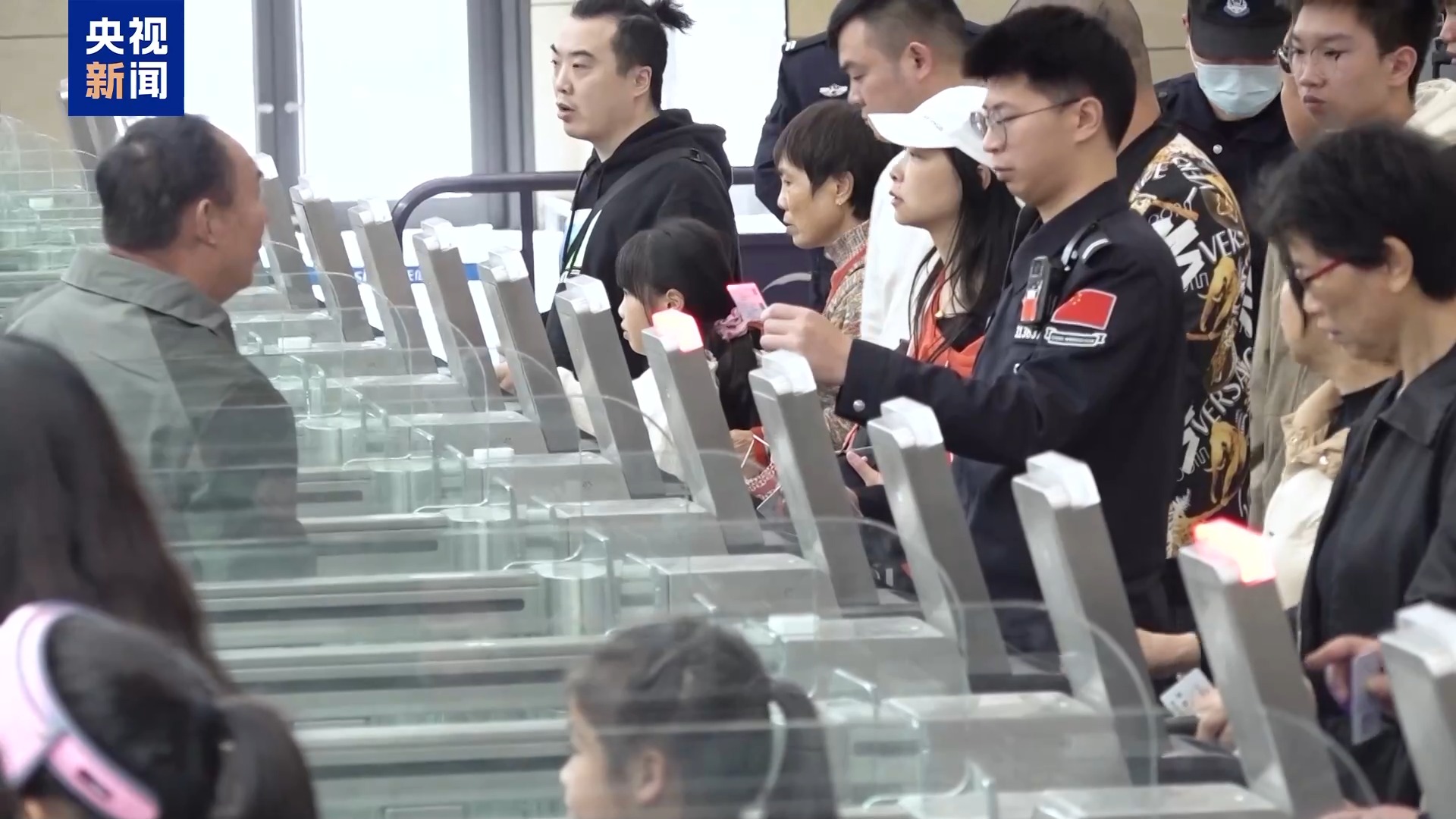 橫琴赴澳門旅游“一簽多行”實(shí)施首月 超1.6萬(wàn)人次使用新簽注通關(guān)