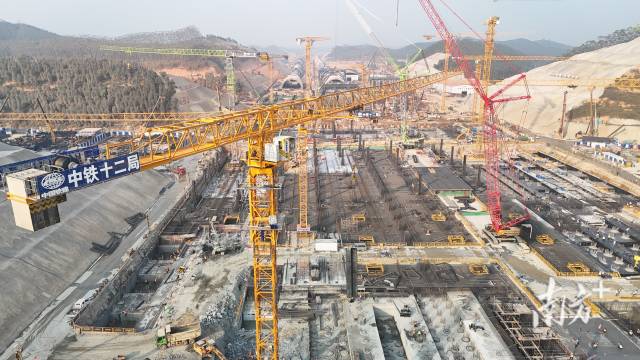 廣湛高鐵珠三角樞紐機(jī)場(chǎng)站項(xiàng)目建設(shè)現(xiàn)場(chǎng)。