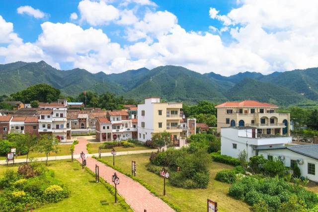 高鼎端科教創(chuàng)新走廊目前有各類高校、科研院所和重點企業(yè)1500多個，圖為廣東理工學(xué)院。 高鼎端科教創(chuàng)新走廊目前有各類高校、科研院所和重點企業(yè)1500多個，圖為廣東理工學(xué)院。
