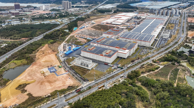 肇慶高新區(qū)舉行2025年第一季度產(chǎn)業(yè)項目集中簽約、動工、投產(chǎn)儀式。王振宇 攝 肇慶高新區(qū)舉行2025年第一季度產(chǎn)業(yè)項目集中簽約、動工、投產(chǎn)儀式。王振宇 攝