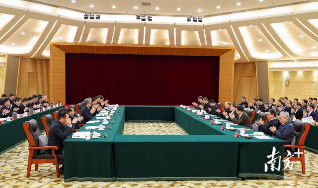 13日下午，兩省區(qū)在廣州召開粵桂東西部協(xié)作聯(lián)席會議。南方+記者 王輝 李細華 攝
