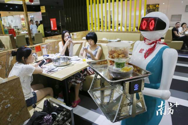 產(chǎn)業(yè)界曾預(yù)測(cè)，2025年會(huì)是人形機(jī)器人量產(chǎn)元年，人形機(jī)器人商業(yè)化前景引關(guān)注。