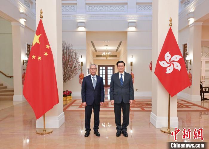 2月14日，香港特區(qū)行政長官李家超(右)在香港禮賓府會見率團來香港訪問的澳門特區(qū)行政長官岑浩輝(左)?！∠愀厶貐^(qū)政府新聞處供圖