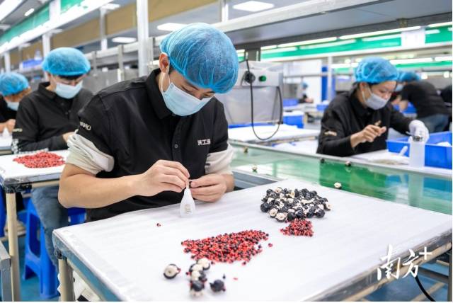 東莞企業(yè)沃工場(chǎng)正馬不停蹄地制作《哪吒2》衍生品。