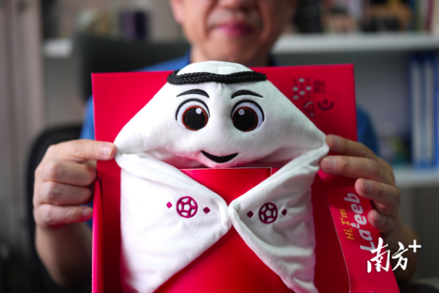世界杯吉祥物拉伊卜（La'eeb）毛絨玩具。