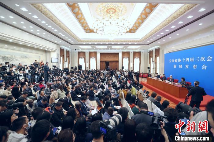 3月3日，全國政協(xié)十四屆三次會(huì)議新聞發(fā)布會(huì)在北京人民大會(huì)堂舉行。大會(huì)新聞發(fā)言人劉結(jié)一向中外媒體介紹本次大會(huì)有關(guān)情況并回答記者提問。　中新社記者 蔣啟明 攝