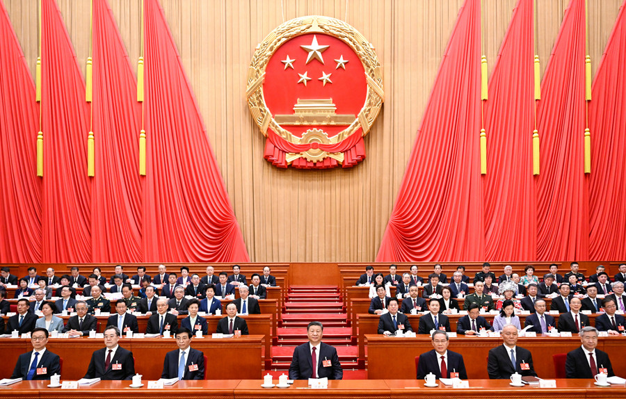 3月5日，第十四屆全國人民代表大會第三次會議在北京人民大會堂開幕。黨和國家領(lǐng)導(dǎo)人習(xí)近平、李強(qiáng)、王滬寧、蔡奇、丁薛祥、李希、韓正等出席大會。新華社記者 李學(xué)仁 攝