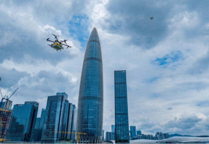無人機(jī)在深圳的樓宇間穿梭，配送外賣。