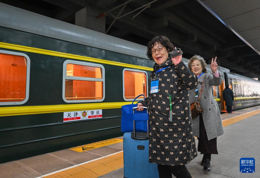 3月15日，銀發(fā)族游客在天津站準(zhǔn)備搭乘銀發(fā)旅游列車(chē)出發(fā)。新華社記者 孫凡越 攝