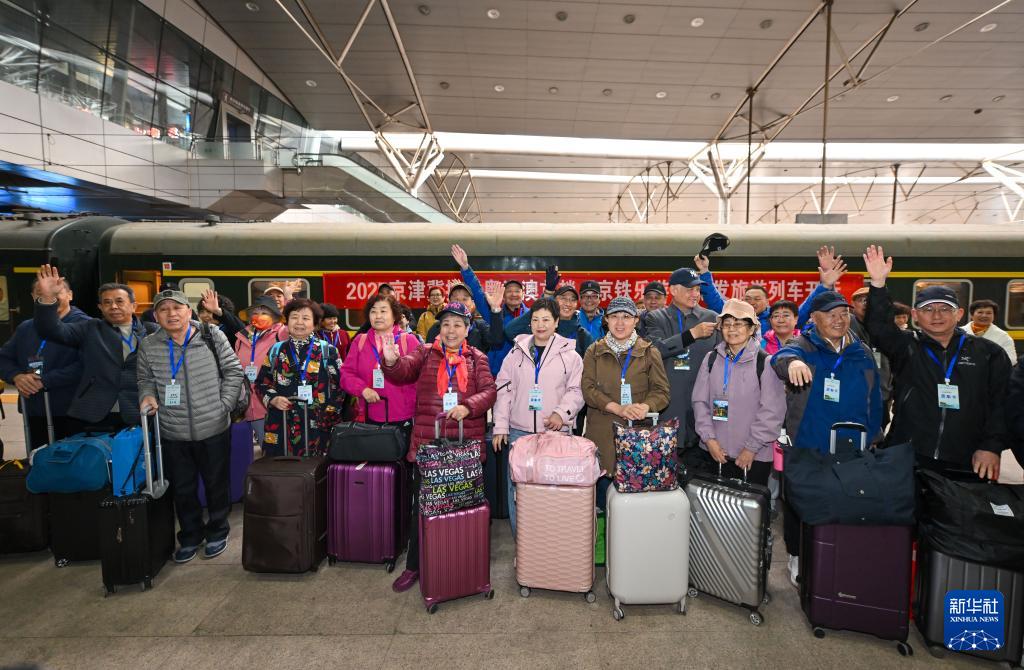 3月15日，銀發(fā)族游客在天津站準(zhǔn)備搭乘銀發(fā)旅游列車(chē)出發(fā)。新華社記者 孫凡越 攝